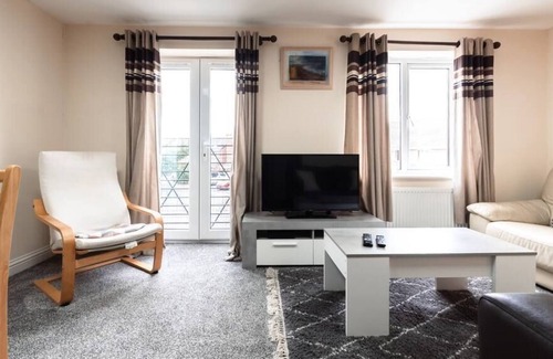 Holbrooks Autre | Cheerful 4 bedroom house - sleeps 6 with parking