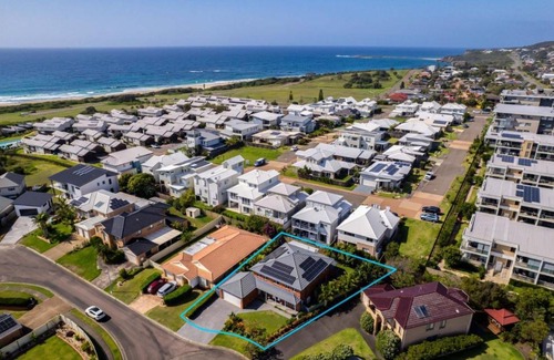 Caves Beach Maison | Cheerful 4-bedroom family retreat in Caves Beach