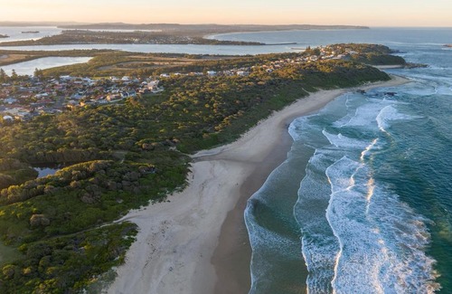 Caves Beach Maison | Cheerful 4-bedroom family retreat in Caves Beach
