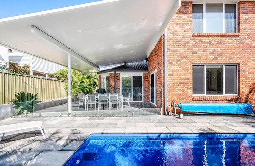 Caves Beach Maison | Cheerful 4-bedroom family retreat in Caves Beach