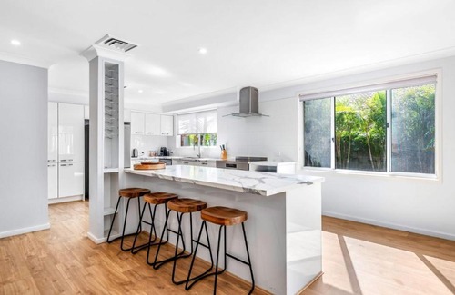 Caves Beach Maison | Cheerful 4-bedroom family retreat in Caves Beach