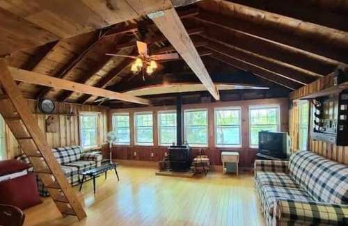 Raymond Cottage | Cheerful 4 Bedroom on The Water