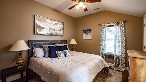 Fremont Maison | Cheerful 5-bedroom w/Screened Patio, Sleeps 10 in the heart of Fremont!
