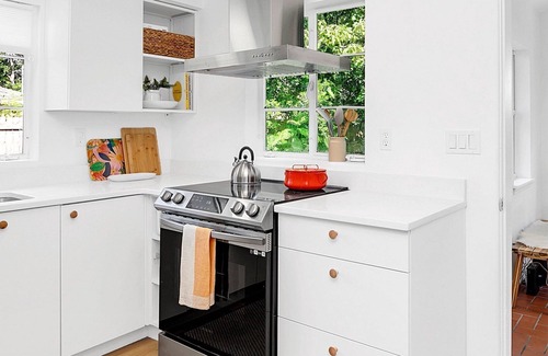 Fairvilla Maison | Cheerful and stylish 2-bedroom with parking, centrally located