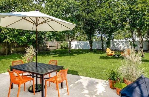 Fairvilla Maison | Cheerful and stylish 2-bedroom with parking, centrally located