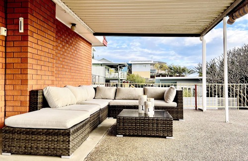 Redhead Maison | Cheerful beach house at redhead beach