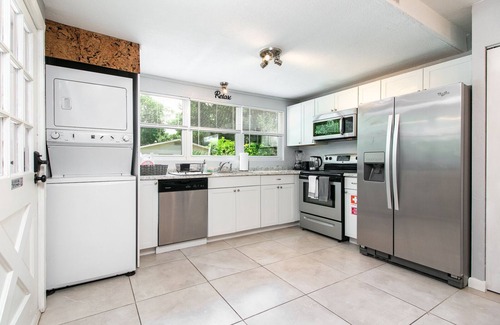 Gainesville Maison | Cheerful & Charming Stay *3 Miles to UF/Shands/Downtown*