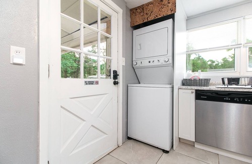 Gainesville Maison | Cheerful & Charming Stay *3 Miles to UF/Shands/Downtown*