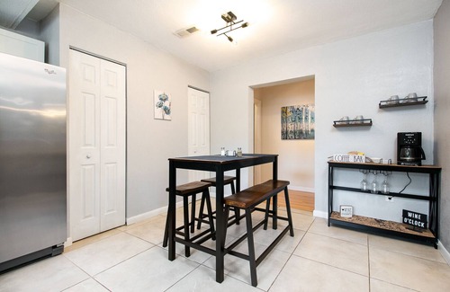 Gainesville Maison | Cheerful & Charming Stay *3 Miles to UF/Shands/Downtown*