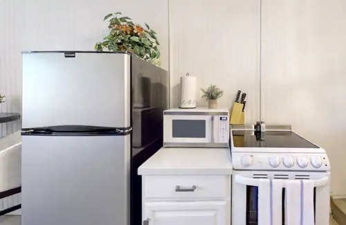 La Brisa Appartement | Cheerful & Charming Studio Apartment ~ 4 miles to Texas A&M and Expo Center