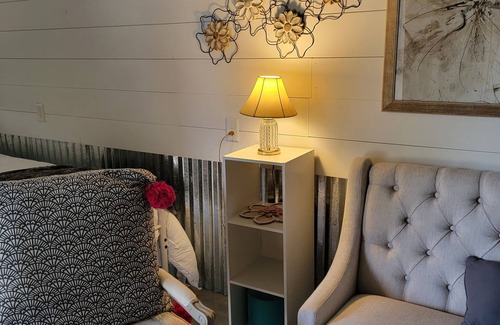 Bauxite Appartement | Cheerful Country Tiny Home!