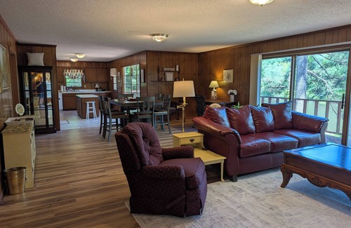 Georgia Coast Maison | Cheerful cozy lake retreat - Newly Renovated in 2025 - New Floors and New HVAC