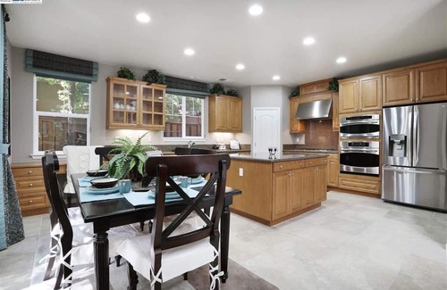 Tracy Maison | Cheerful Executive 4-bedroom residential home
