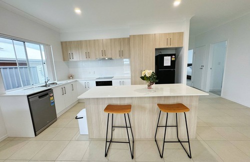 Park Ridge Maison | Cheerful Fantastic Newly built Home