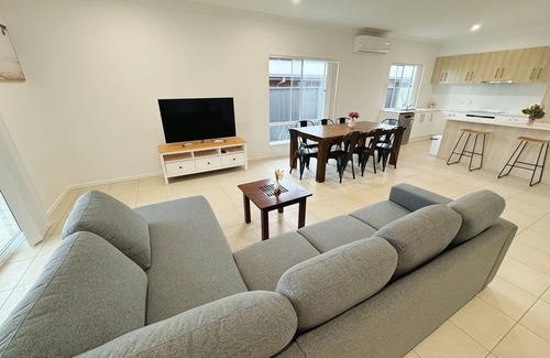 Park Ridge Maison | Cheerful Fantastic Newly built Home