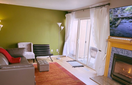 Tanasbourne Maison | Cheerful Lake Townhouse