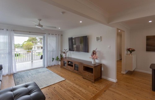 Lake Munmorah Maison | Cheerful Lakeside House-Minutes away from anywhere