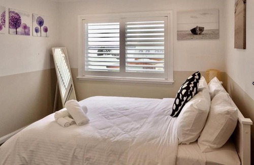 Lake Munmorah Maison | Cheerful Lakeside House-Minutes away from anywhere