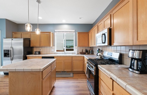 Mill Plain Maison | Cheerful Pet friendly Hot tub home located in Springer Estates.