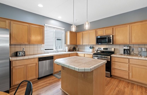 Mill Plain Maison | Cheerful Pet friendly Hot tub home located in Springer Estates.