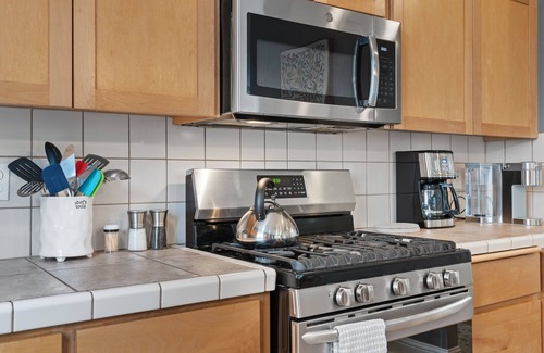 Mill Plain Maison | Cheerful Pet friendly Hot tub home located in Springer Estates.