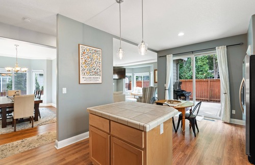 Mill Plain Maison | Cheerful Pet friendly Hot tub home located in Springer Estates.