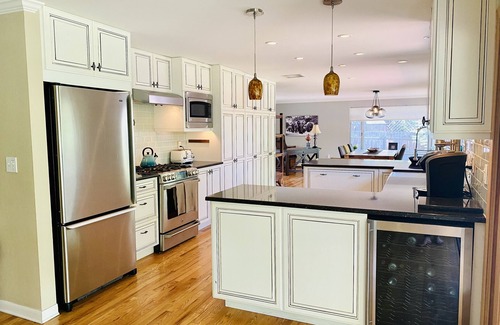 Southeast Maison | Cheerful three bedroom with stunning sunroom!