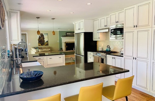 Southeast Maison | Cheerful three bedroom with stunning sunroom!