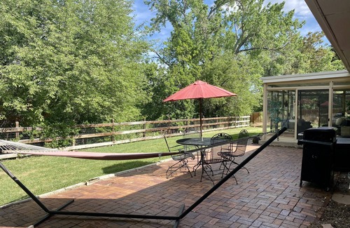 Southeast Maison | Cheerful three bedroom with stunning sunroom!