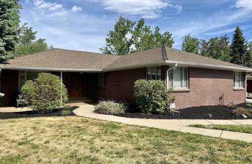 Southeast Maison | Cheerful three bedroom with stunning sunroom!