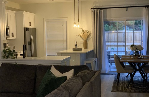 Johns Creek Maison | Cheerful town home with private patio, close to downtown Alpharetta.