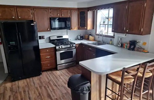 Pittston Maison | Cheerful two bedroom with a deck