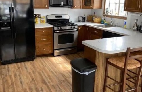 Pittston Maison | Cheerful two bedroom with a deck