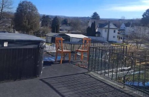 Pittston Maison | Cheerful two bedroom with a deck