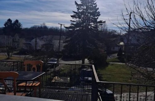 Pittston Maison | Cheerful two bedroom with a deck