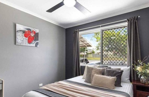 Wishart Maison | Cheerful Upstairs 3 Bedroom Home w Free Parking