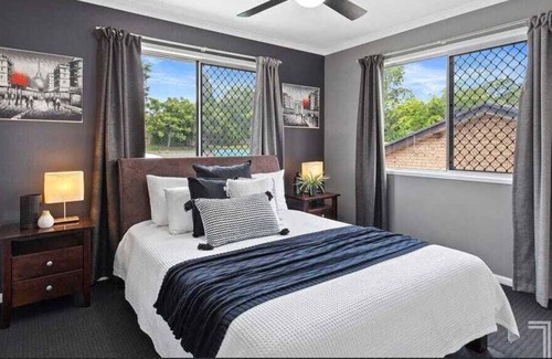 Wishart Maison | Cheerful Upstairs 3 Bedroom Home w Free Parking