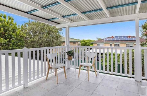 Wishart Maison | Cheerful Upstairs 3 Bedroom Home w Free Parking