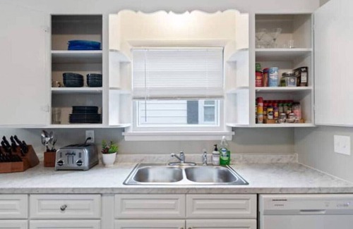 East Rochester Maison | Cheery 2-BDRM in East Rochester! w/onsite parking