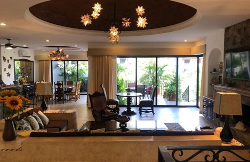 Pedregal Villa | Chef + Femme de ménage inclus, piscine chauffée privée, à 2 minutes de la plage, des critiques étonnantes!
