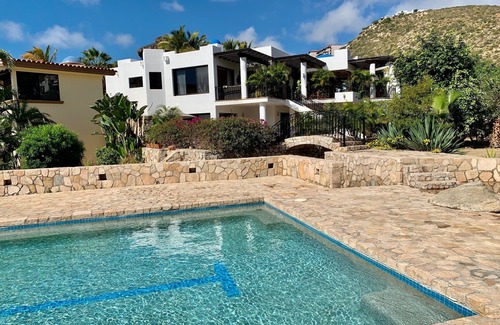 Pedregal Villa | Chef + Femme de ménage inclus, piscine chauffée privée, à 2 minutes de la plage, des critiques étonnantes!