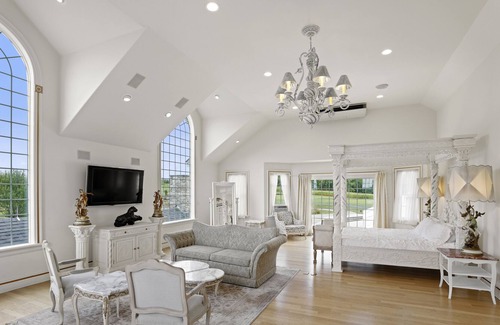 Mt. Bethel Maison | Private Year-Round Mountain Valley Mansion 200 Acres, Farm View, Chelsea Sun inn