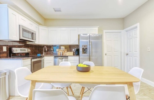 Chinatown Appartement | Cherry Suites 3BR Apt w W D Foosball Table