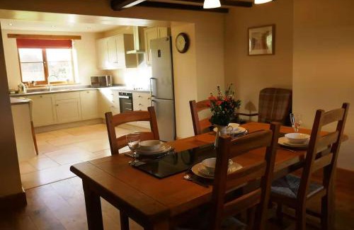 Hay on Wye Maison | Cherry Trees - 2 bedrooms -Pets Ok - woodburner