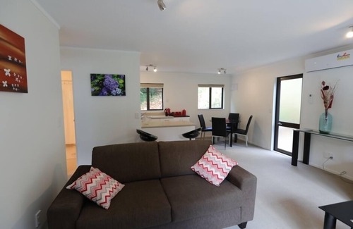Hamurana Cottage | Cherrytree Cottage - 53 Kaska Road, Hamurana,