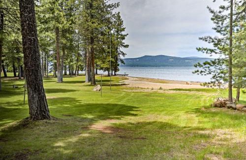 Lake Almanor West Maison | Chester Cabin with Deck - Walk to Lake and Golfing!