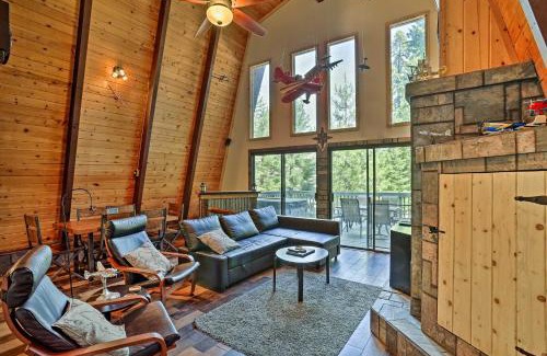 Lake Almanor West Maison | Chester Cabin with Deck - Walk to Lake and Golfing!