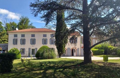 Le Fossat Appartement | Chez Celine et Philippe appartement dans propriété de charme avec piscine
