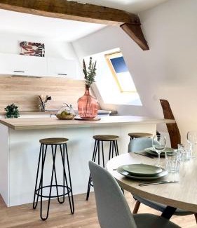 Saint-Amand-les-Eaux Appartement | Chez Clément et Mathilde -Duplex climatisé Hyper centre , tout équipé