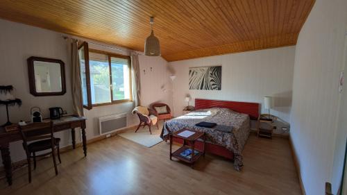 Varces-Allieres-et-Risset Maison | Chez Claire - Immense chambre, salle de bain indépendante réservée aux voyageurs, quartier calme, parking gratuit dans cour fermée